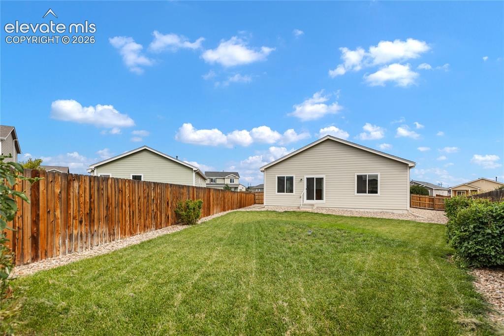Image 7 of 46: Spacious, level, fenced back yard