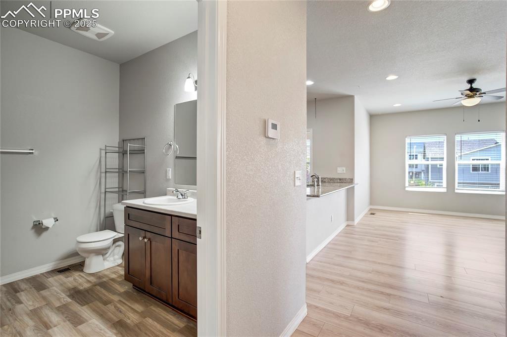 Image 19 of 36: Bathroom