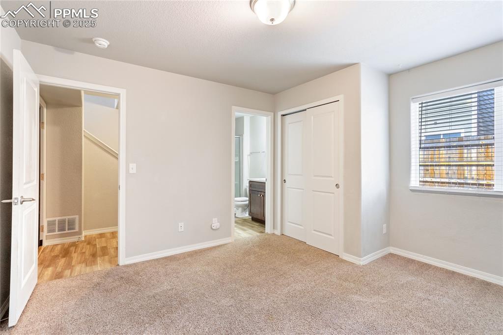 Image 23 of 36: Bathroom