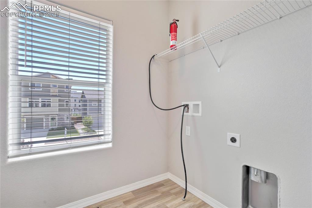 Image 25 of 36: Closet