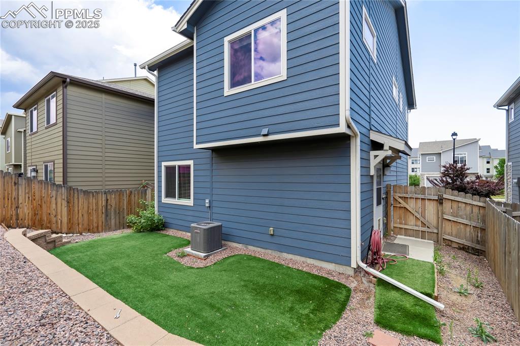 Image 27 of 36: Back of Structure