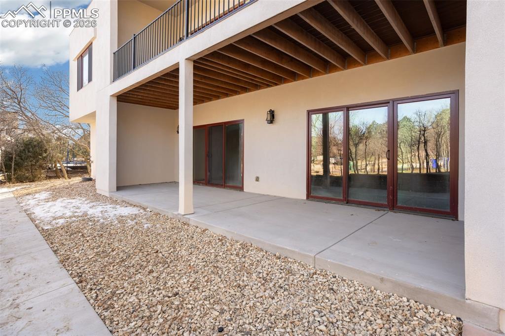 Image 11 of 50: Patio