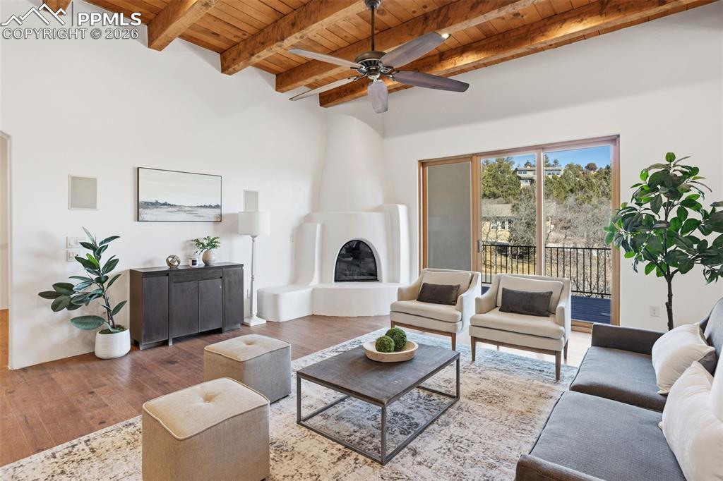 Image 16 of 50: Living Room