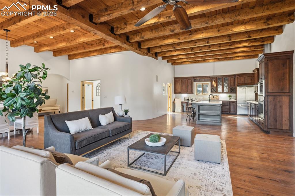 Image 17 of 50: Living Room