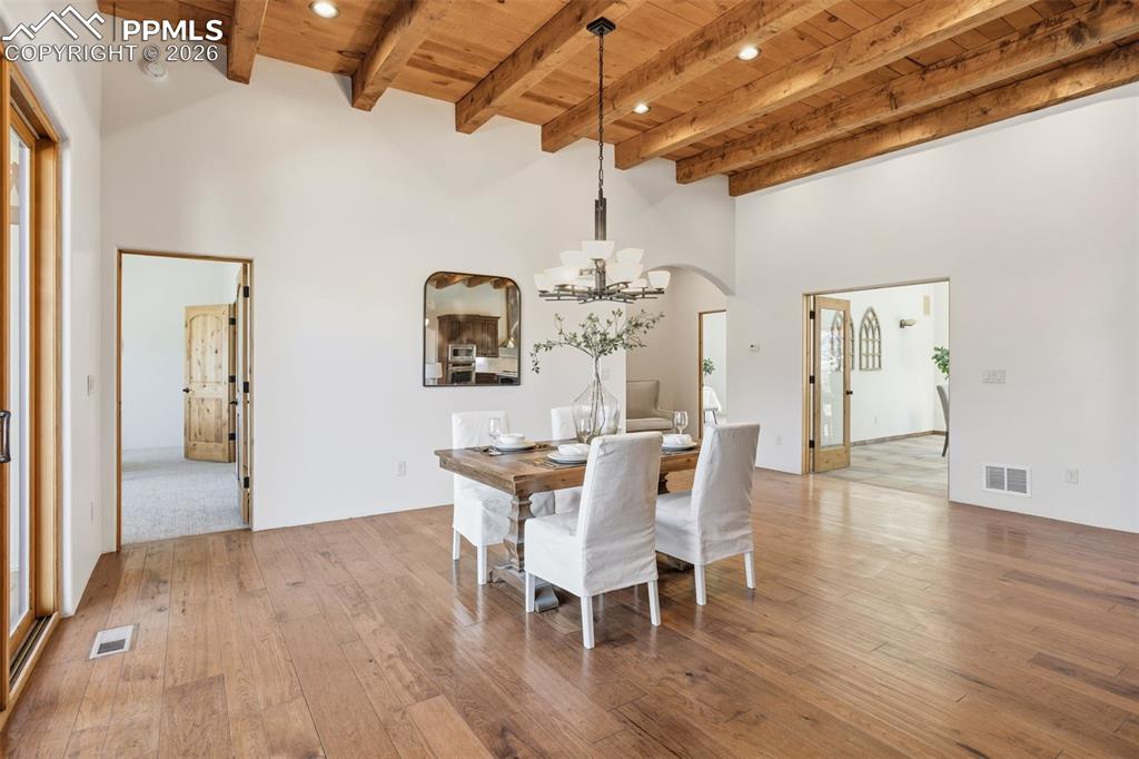 Image 18 of 50: Dining Area