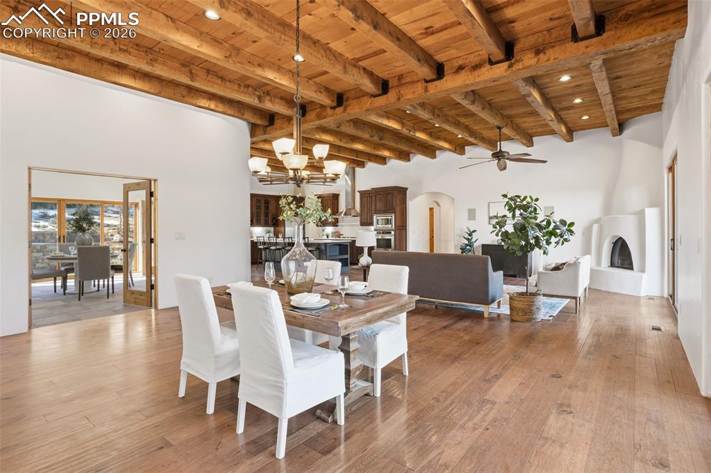 Image 19 of 50: Dining Area