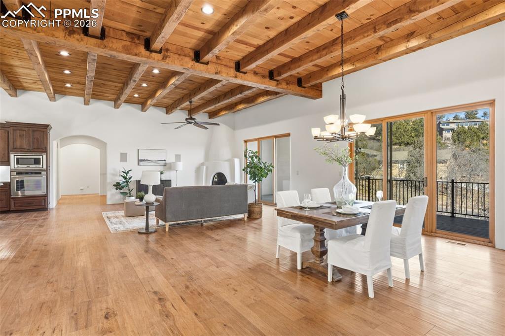 Image 23 of 50: Dining Area