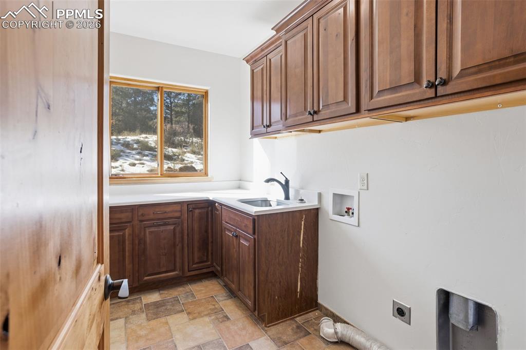 Image 29 of 50: Laundry