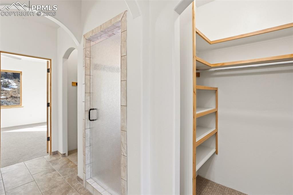 Image 35 of 50: Bathroom