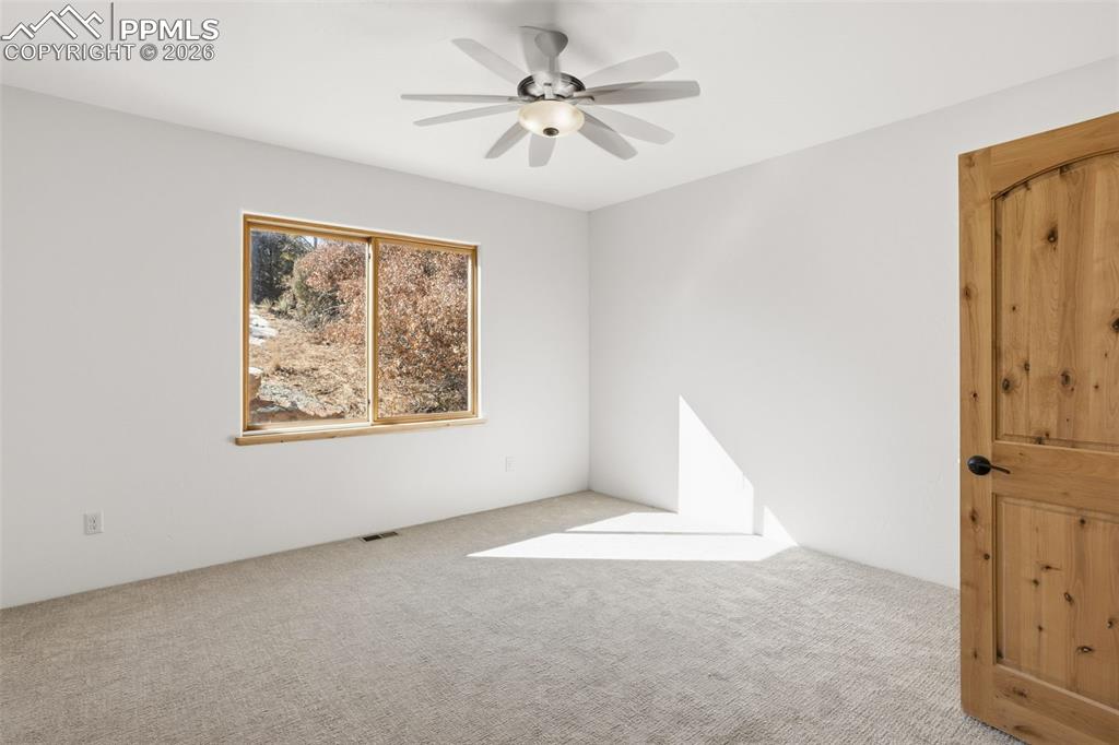 Image 36 of 50: Bedroom