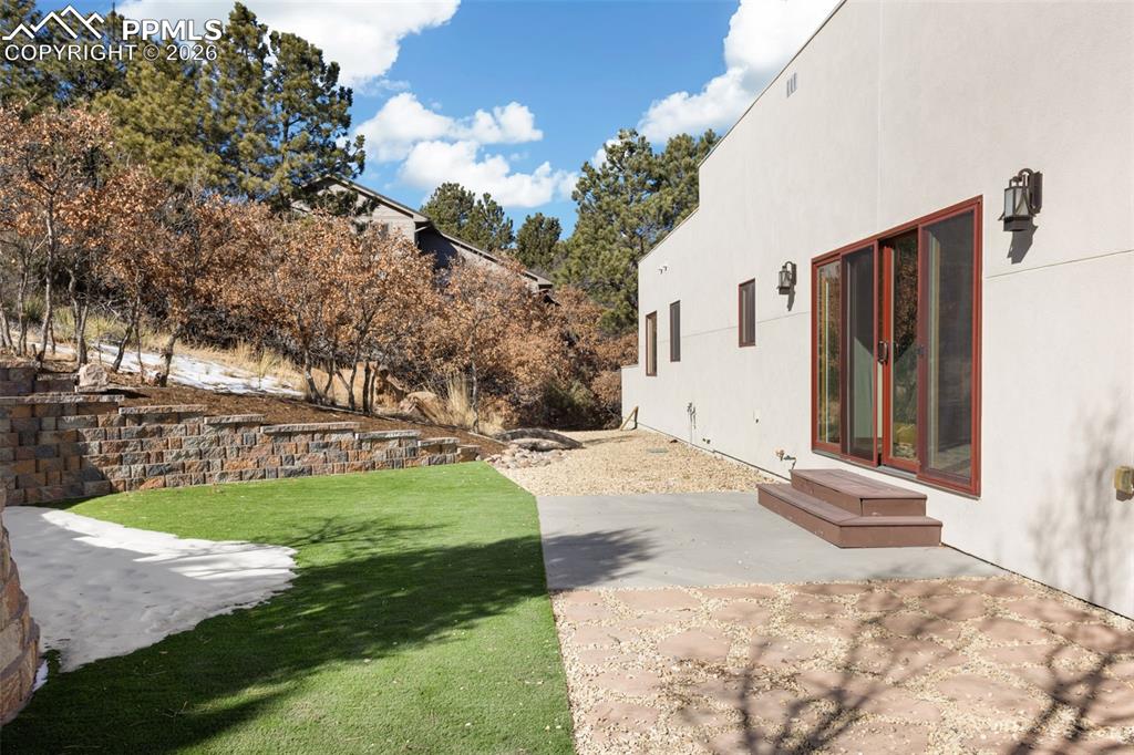 Image 45 of 50: Yard