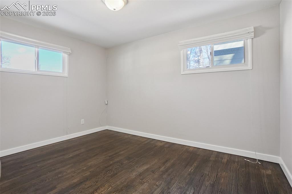 Image 20 of 26: Bedroom