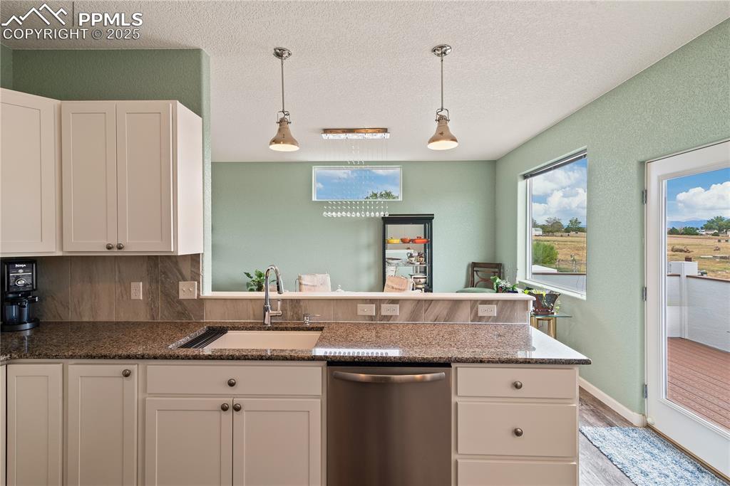 Image 13 of 49: Kitchen