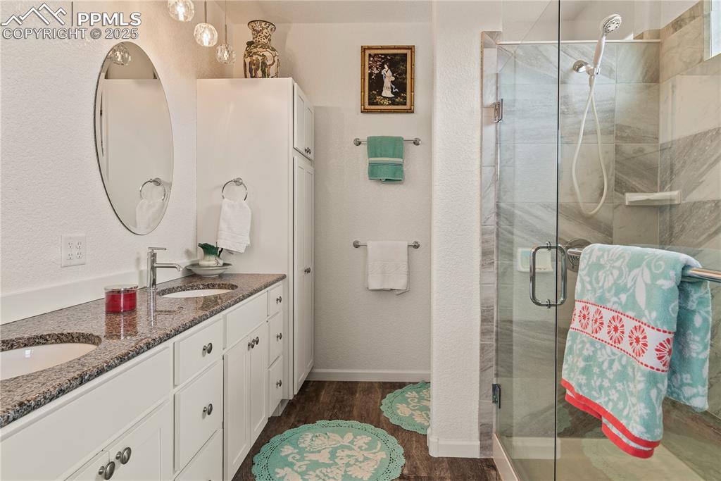 Image 18 of 49: Bathroom