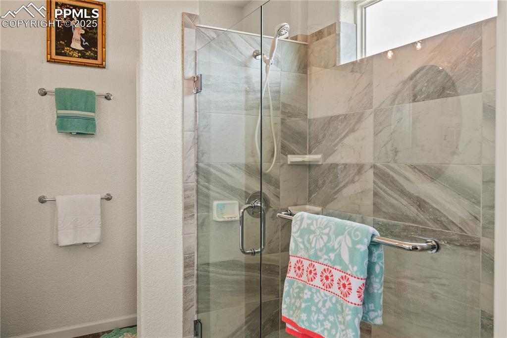 Image 19 of 49: Bathroom