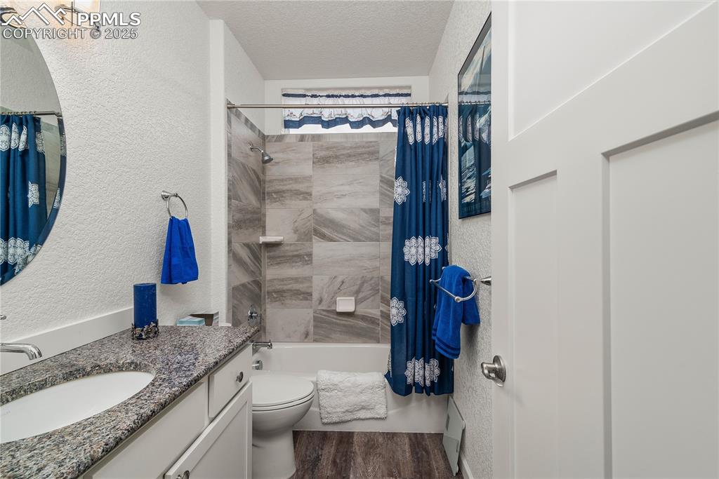 Image 21 of 49: Bathroom