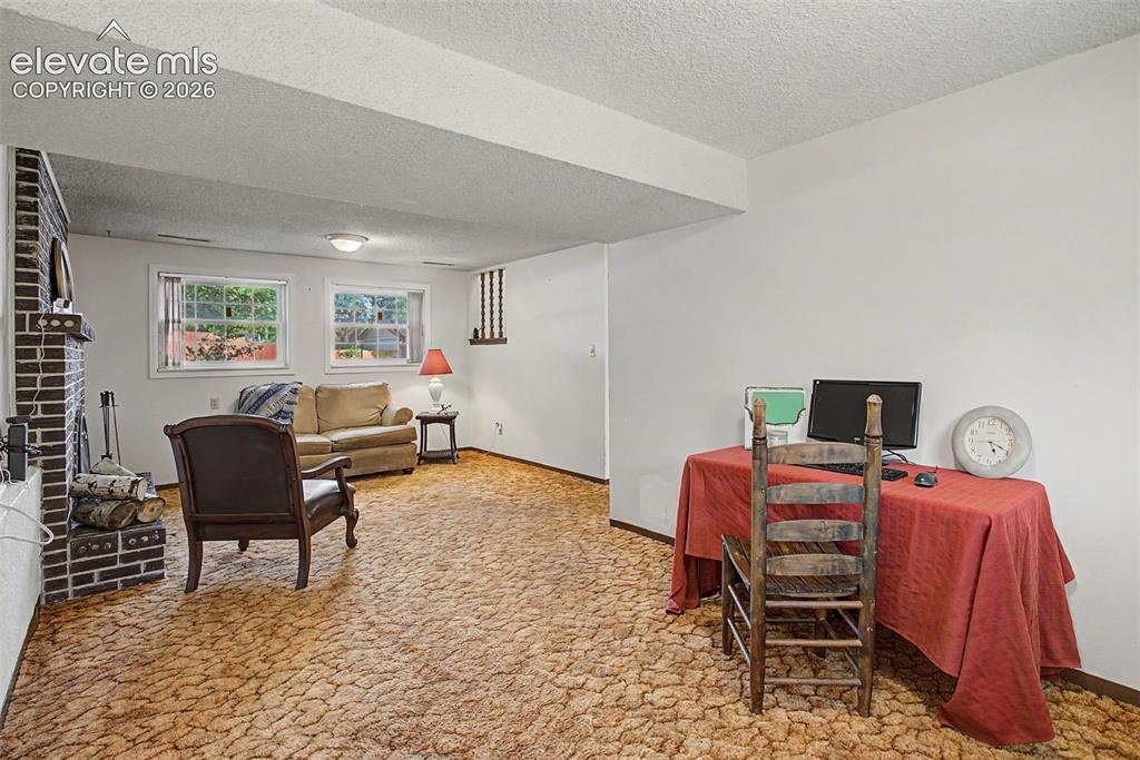 Image 11 of 15: Family Room