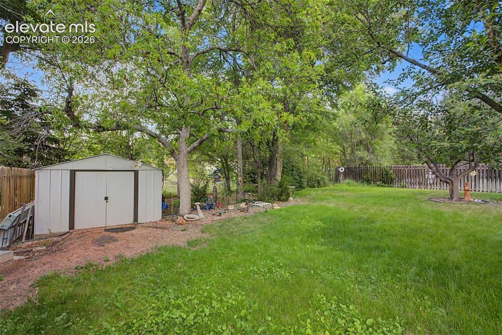 Image 13 of 15: Yard