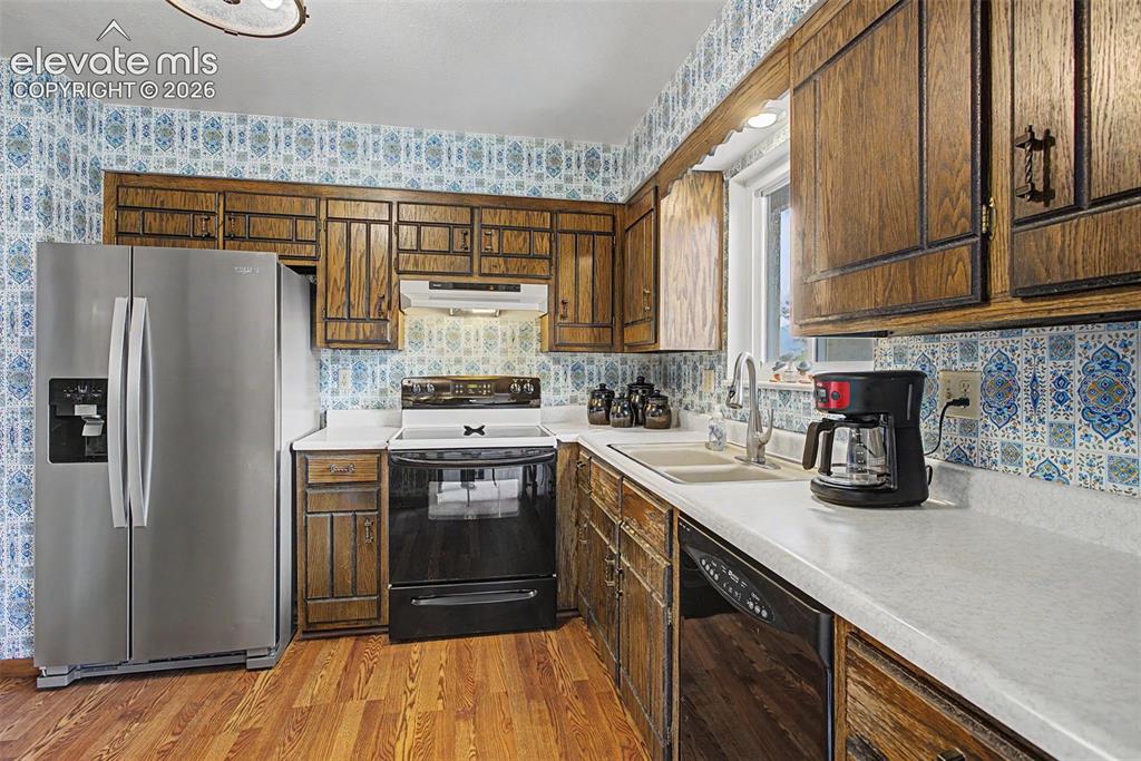 Image 7 of 15: Kitchen