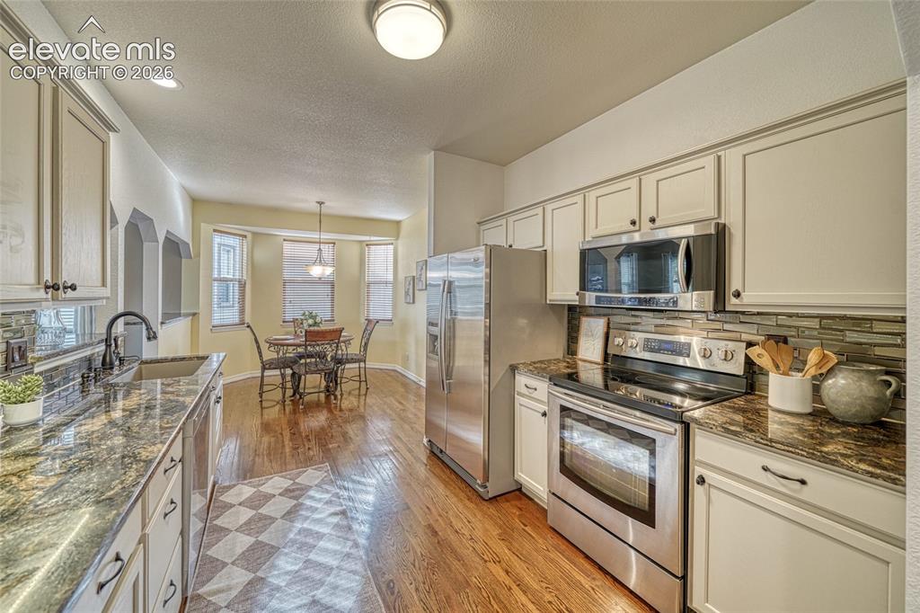 Image 18 of 44: Kitchen