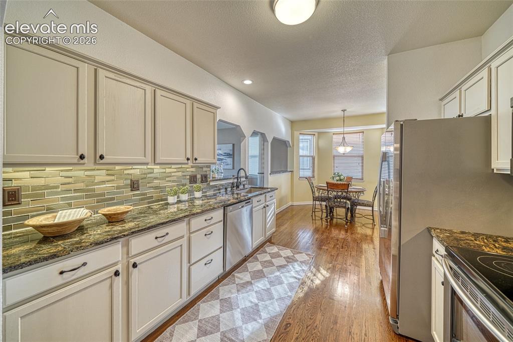 Image 19 of 44: Kitchen