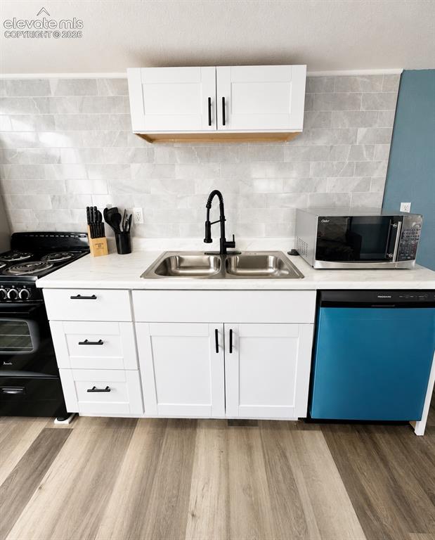 Image 11 of 15: Kitchen