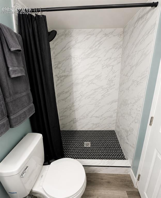 Image 13 of 15: Bathroom
