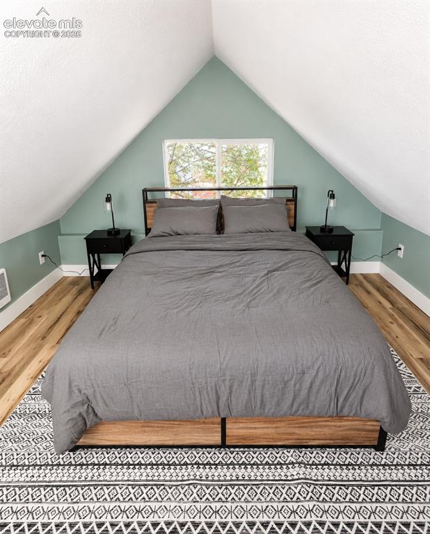 Image 14 of 15: Bedroom