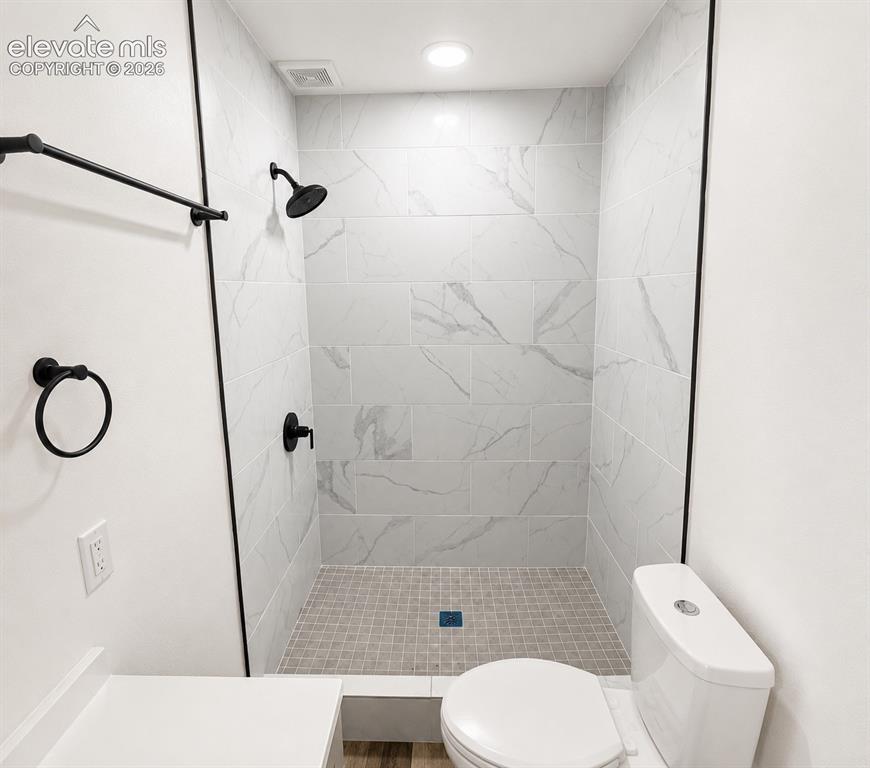 Image 7 of 15: Bathroom