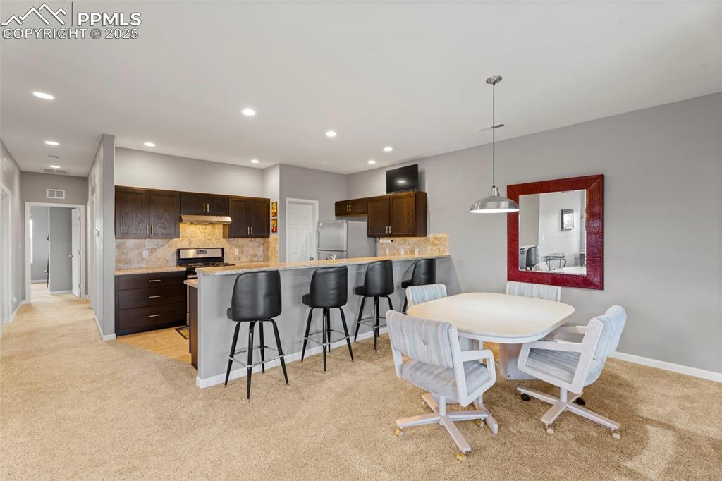 Image 11 of 50: Dining Area