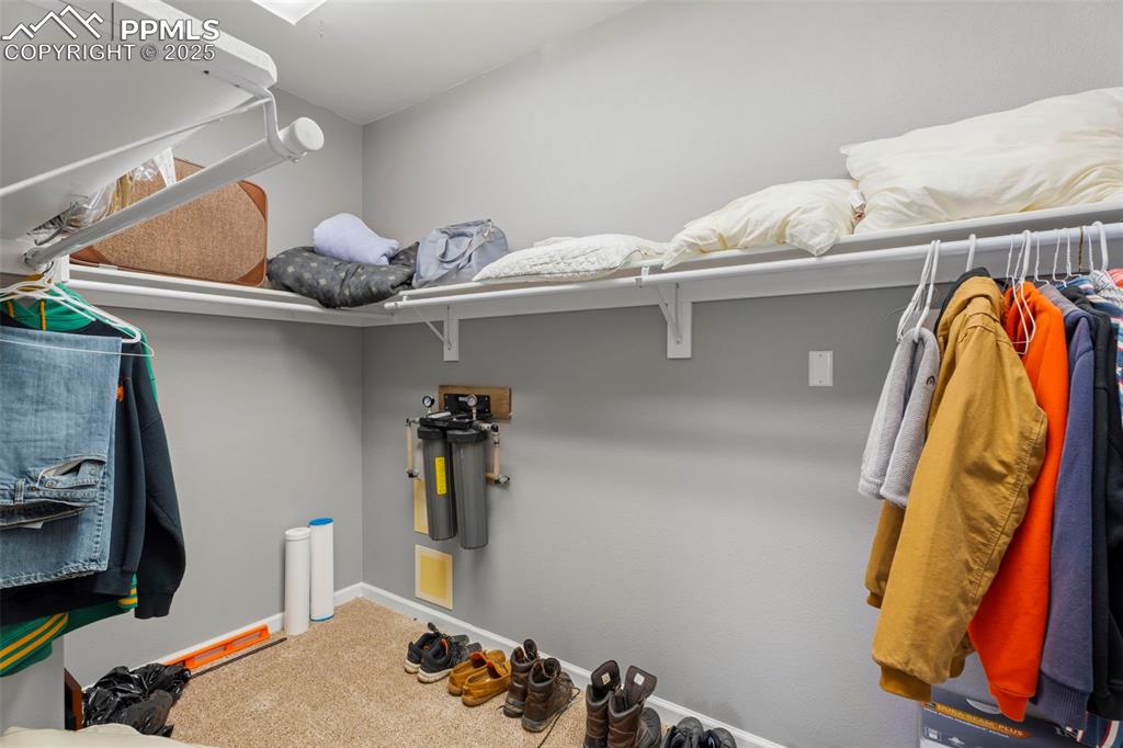 Image 19 of 50: Closet