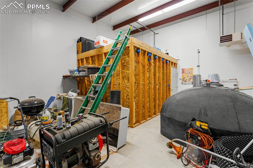 Image 24 of 50: Garage