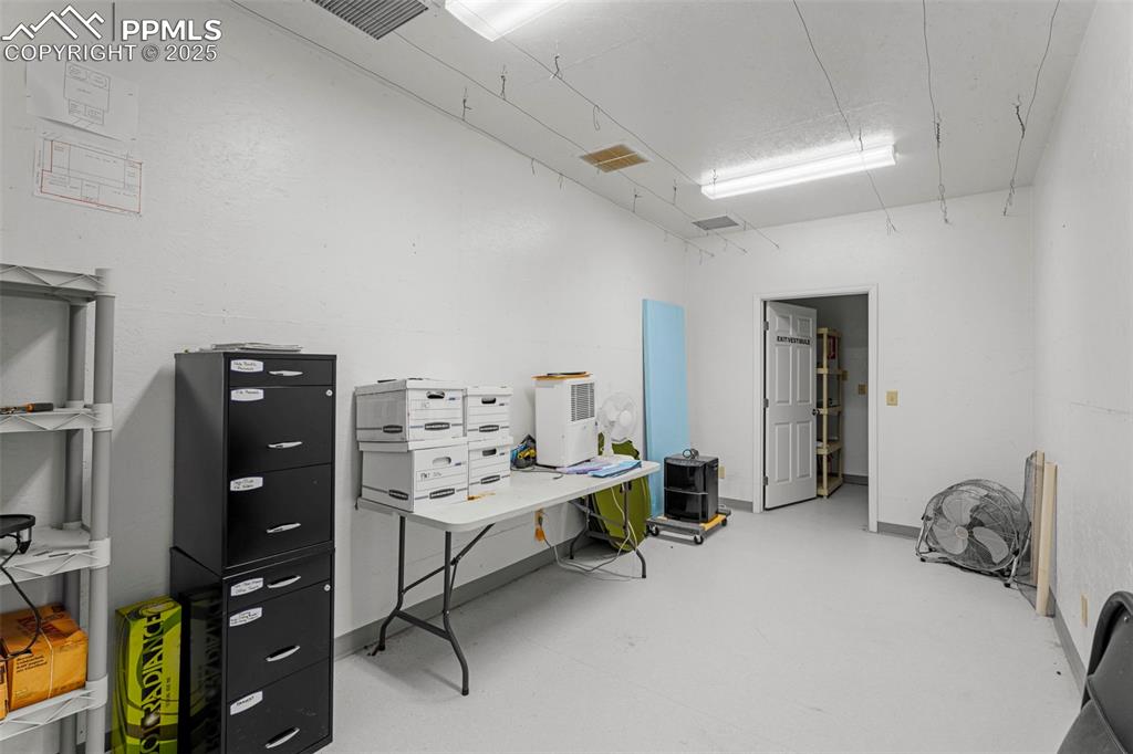 Image 27 of 50: Office