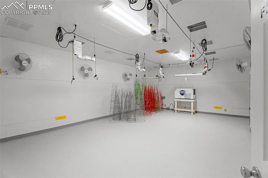 Image 29 of 50: Garage