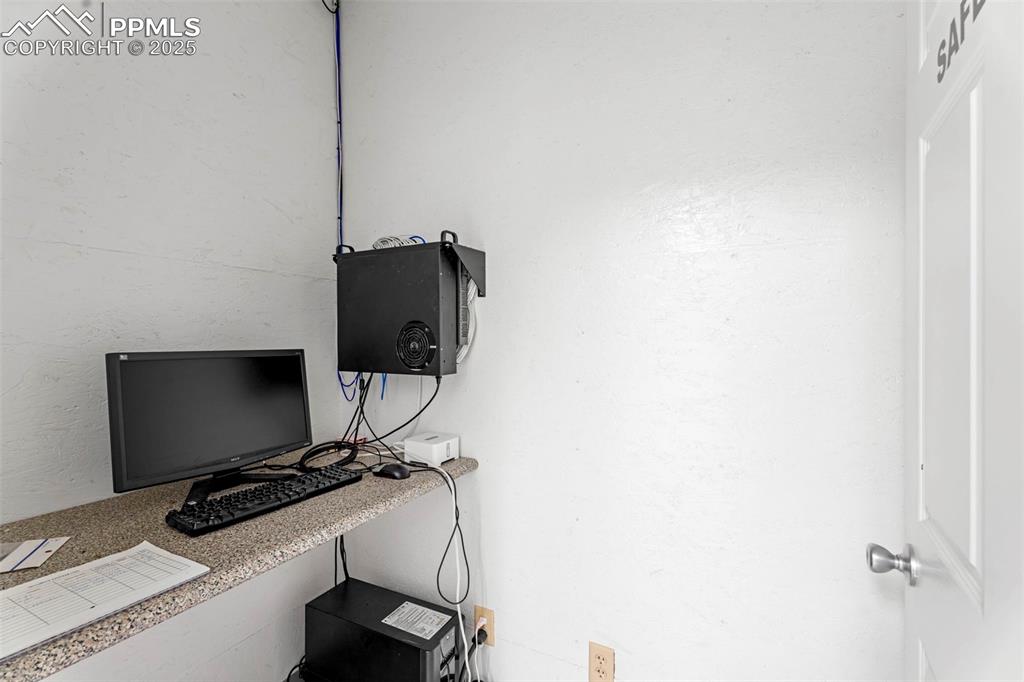 Image 33 of 50: Office