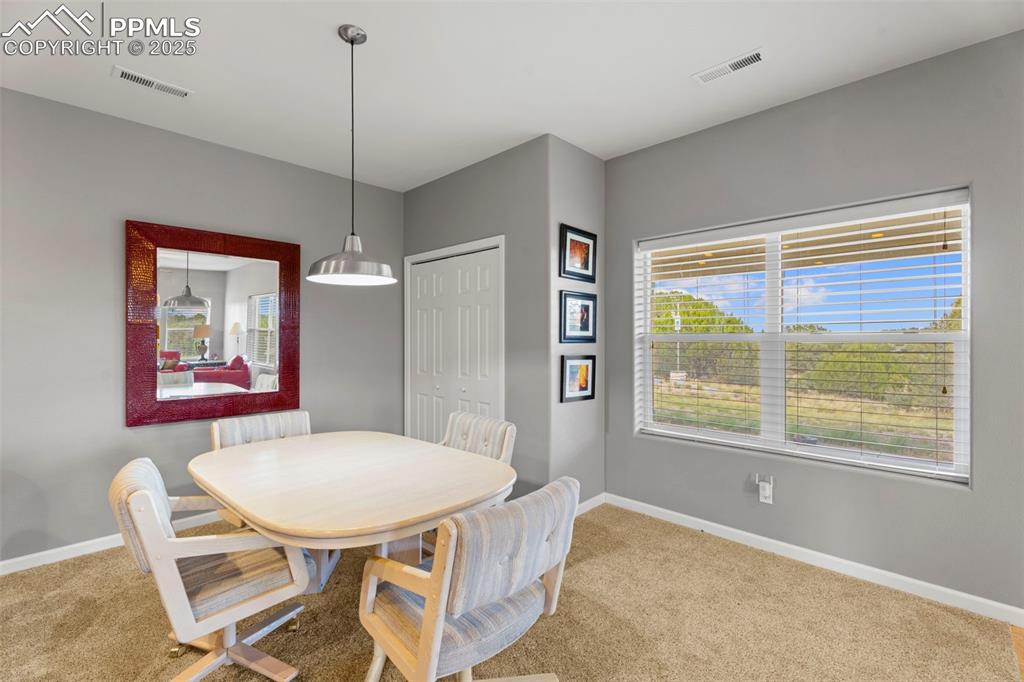 Image 7 of 50: Dining Area