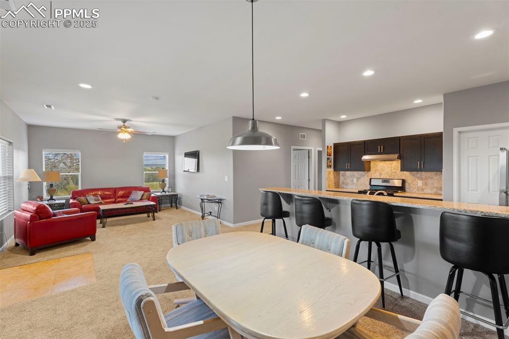 Image 8 of 50: Dining Area