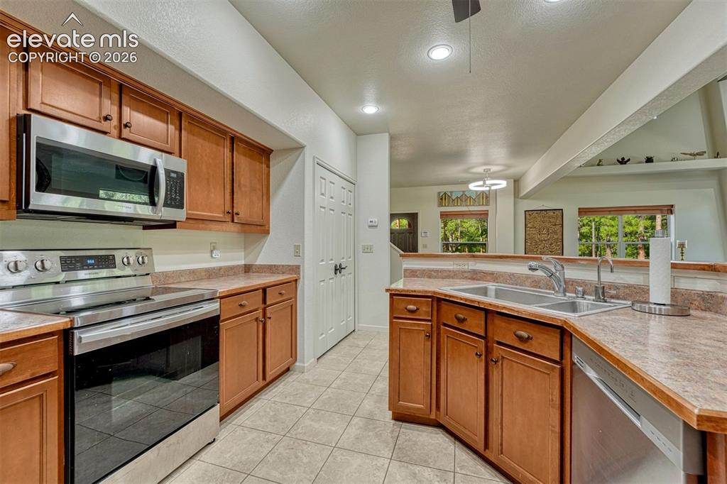 Image 14 of 41: Kitchen