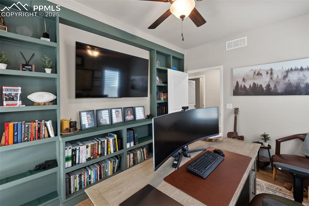 Image 18 of 48: Office
