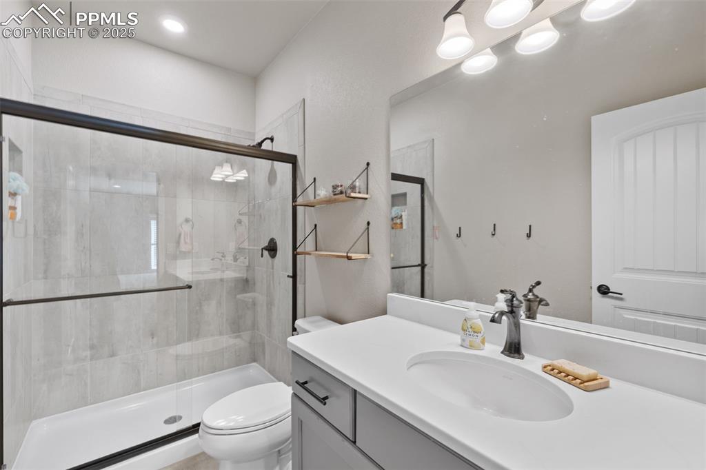 Image 33 of 48: Bathroom