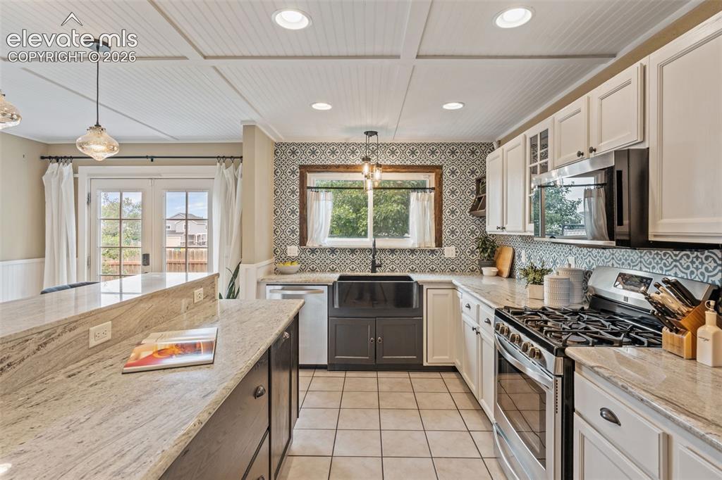 Image 14 of 48: Kitchen