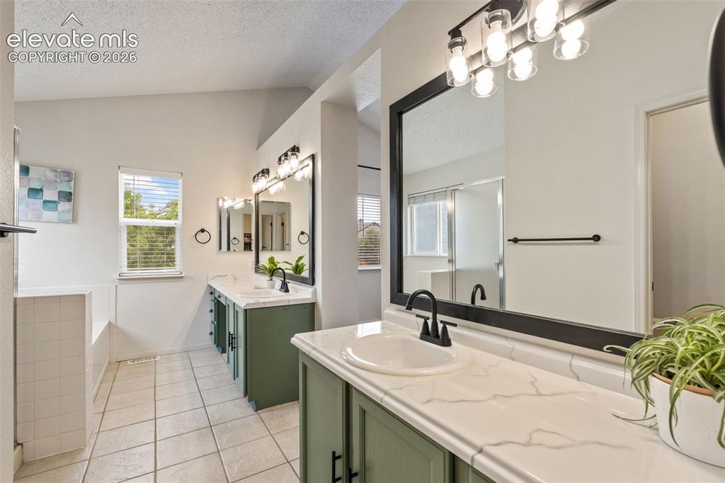 Image 20 of 48: Bathroom