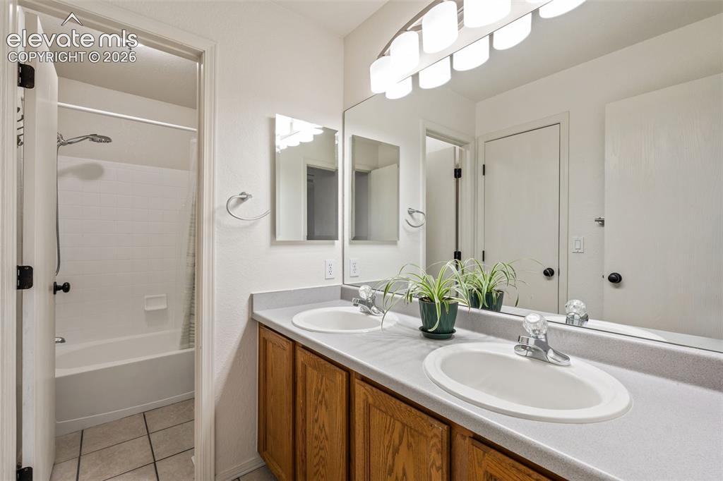Image 25 of 48: Bathroom