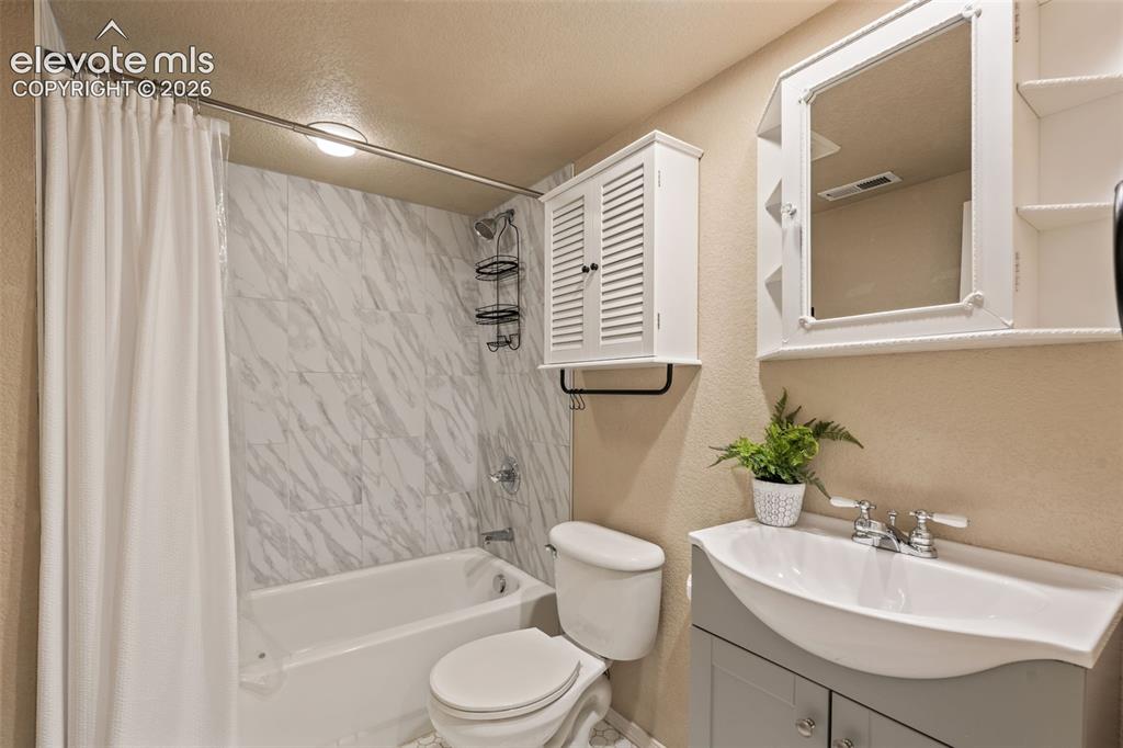 Image 33 of 48: Bathroom