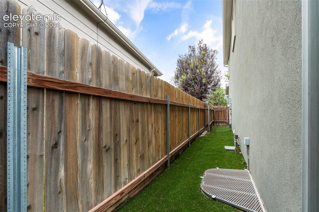 Image 40 of 48: Yard