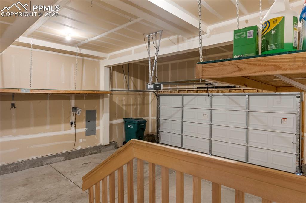 Image 31 of 40: Large, 3 car garage