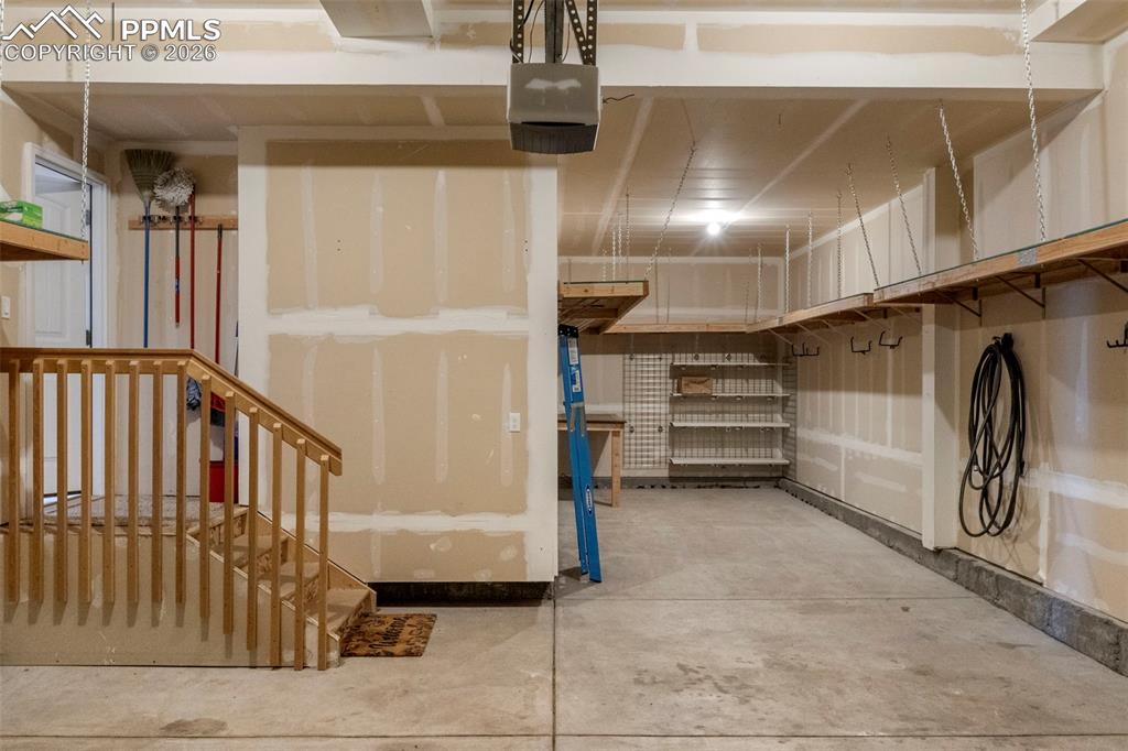 Image 32 of 40: Garage