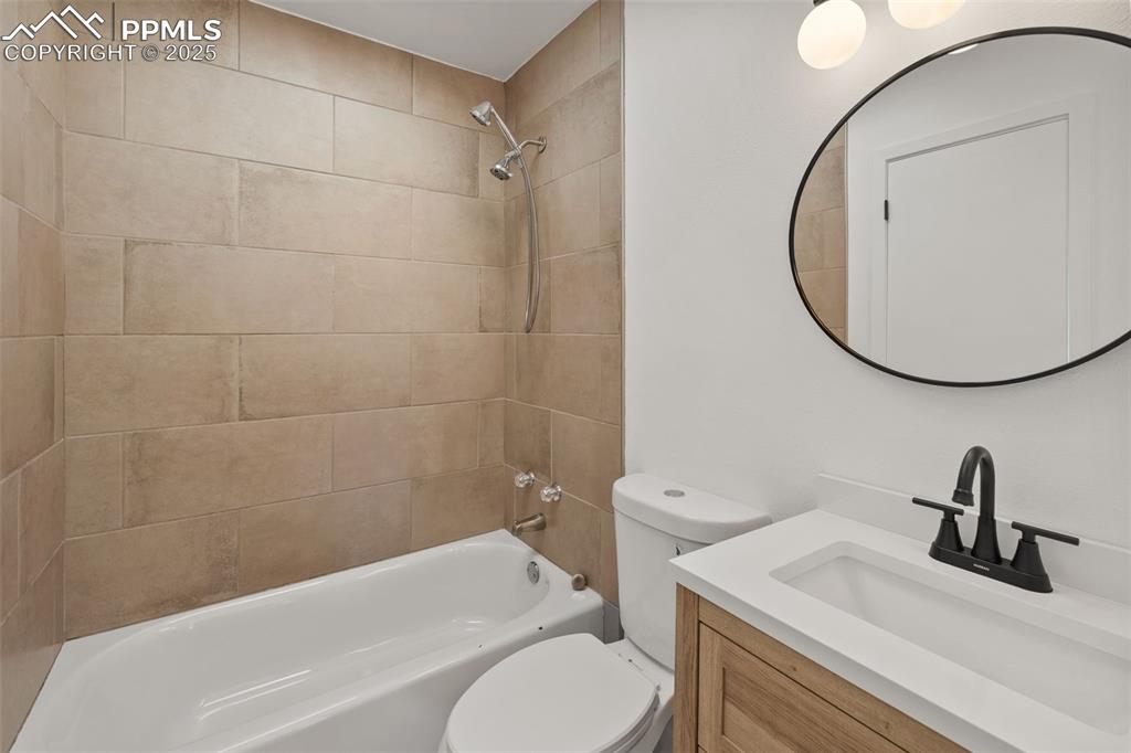 Image 14 of 32: Bathroom