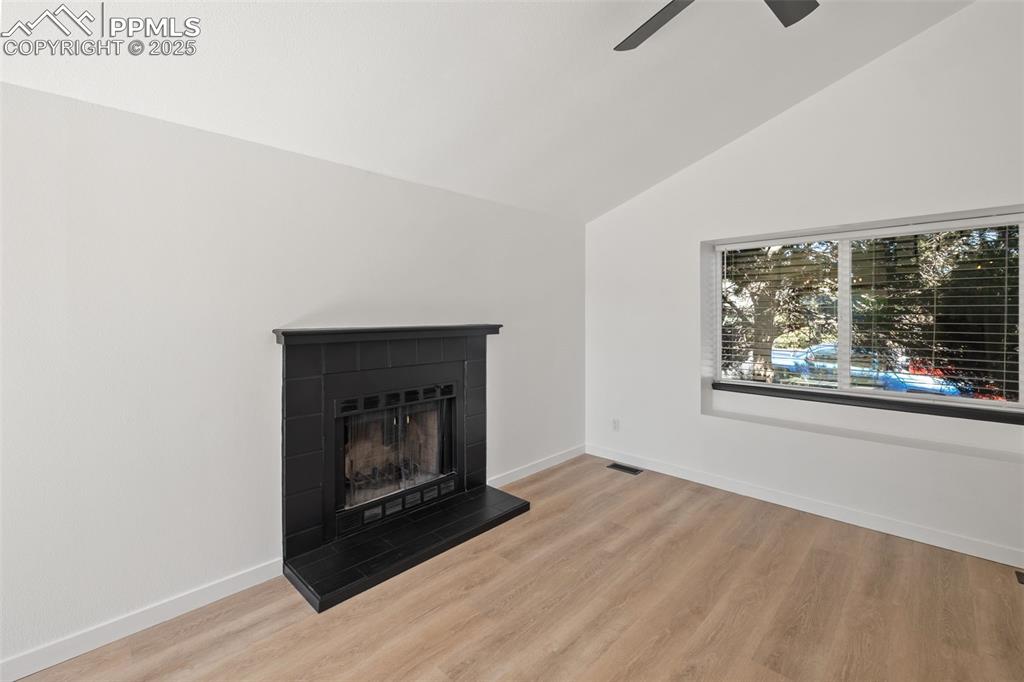 Image 5 of 32: Living Room