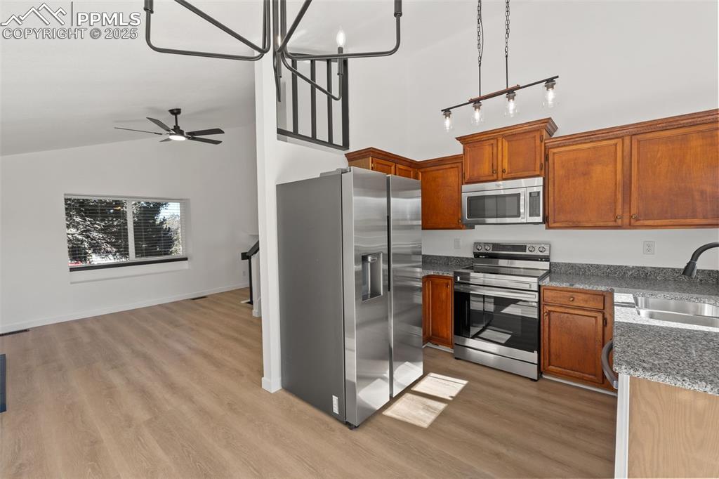 Image 8 of 32: Kitchen